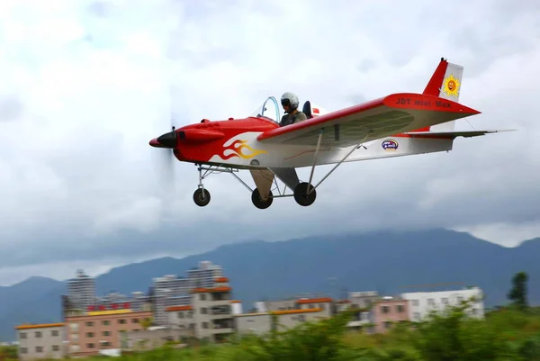 Yang Weimin Saját Készítésű Könnyűgépével Repül Shenzhen City Ben Dél — Stock Fotó