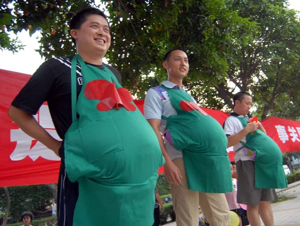 2007年7月14日 在中国东南部福建省厦门市举行的纪念世界人口日活动上 中国准父亲打扮成孕妇 — 图库照片