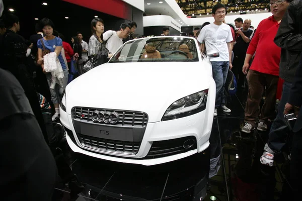 Návštěvníci Podívat Audi Tts Shanghai International Automobilového Průmyslu Výstavě Známý — Stock fotografie
