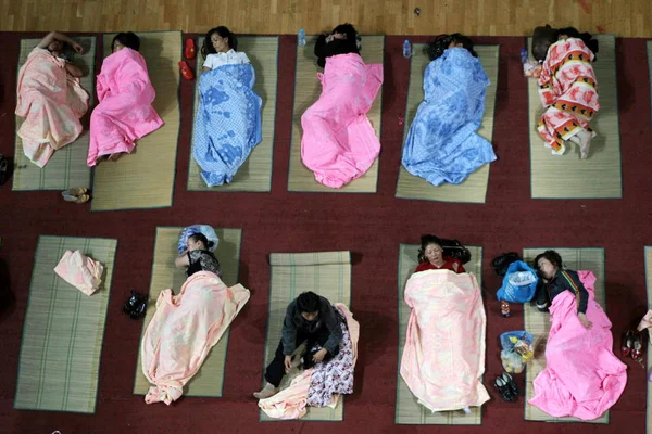 Los Padres Los Estudiantes Pobres Ven Durmiendo Filas Suelo Gimnasio — Foto de Stock