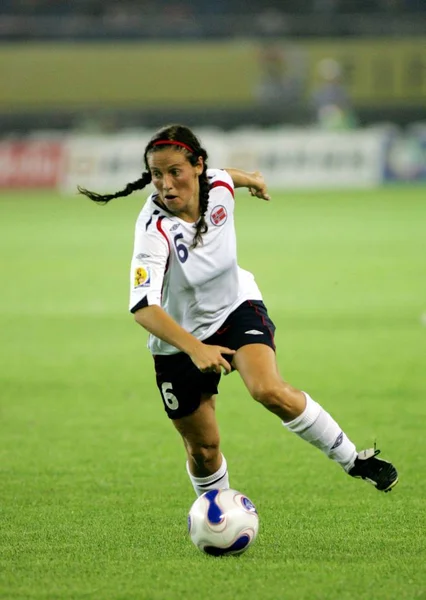 2007年9月15日 挪威的卡米拉 哈兹在中国东部浙江省杭州举行的2007年亚足联女子世界杯 组比赛中与澳大利亚球员比赛时运球 挪威与澳大利亚1 — 图库照片