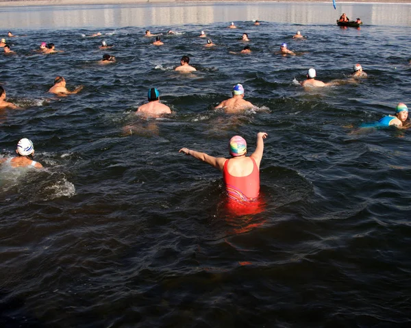 Participantes Chineses Natação Inverno Nadando Água Fria Durante Cerimônia Abertura — Fotografia de Stock