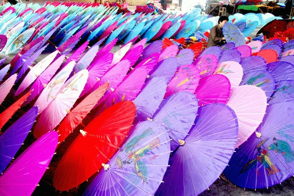 Çinli Bir Işçi Wuyuan Ilçesinde Bir Şemsiye Fabrikasında Kağıt Şemsiye — Stok fotoğraf
