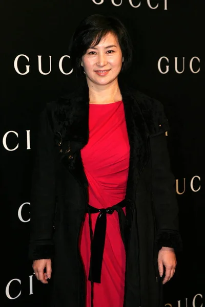 2009年12月13日 在中国澳门中央商城 Gucci 旗舰店的开业典礼上 董事总经理何朝伟 何超景 摆姿势 — 图库照片