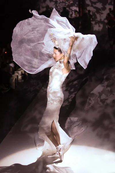 Přehlídky Modelu Zobrazíte Svatební Šaty Navrhl Jenny Módní Přehlídce Vie — Stock fotografie