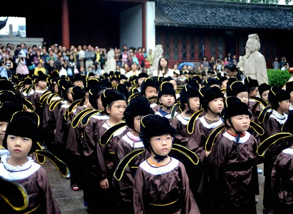 Alumnos Con Trajes Tradicionales Asisten Una Ceremonia Templo Confucio Nanjing —  Fotos de Stock