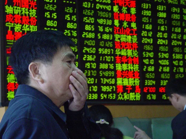 2008 日南中国海南省海口市の証券取引所のホールで 価格の上昇のための赤と価格下落の緑 上海総合指数のリアルタイムの情報が表示されます大きな画面を見て 中国の投資家 — ストック写真