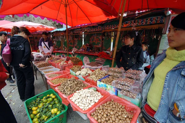 File Vendeurs Chinois Vendent Nourriture Séchée Locale Aux Touristes Marché — Photo