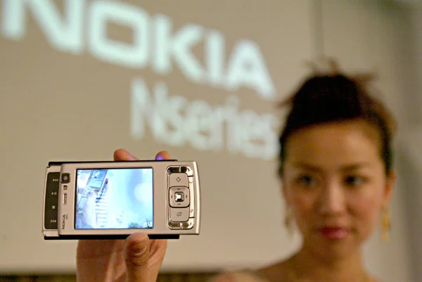Une Showgirl Chinoise Montre Téléphone Cellulaire Nokia N95 Lors Une — Photo