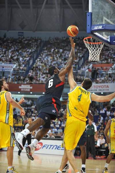 Lebron James Mitten Usa Olympic Mens Basketball Team Försöker Poäng — Stockfoto