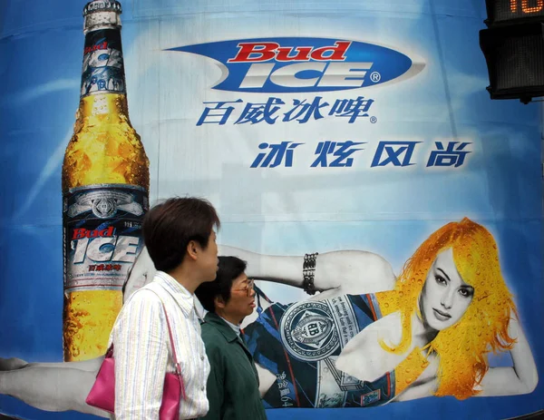 Chinese Voorbijgangers Lopen Langs Een Reclame Poster Van Budweiser Bier — Stockfoto