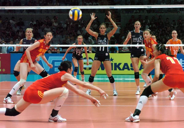 Ein Chinesischer Volleyballspieler Rettet Einen Punkt Während Eines Spiels Zwischen — Stockfoto