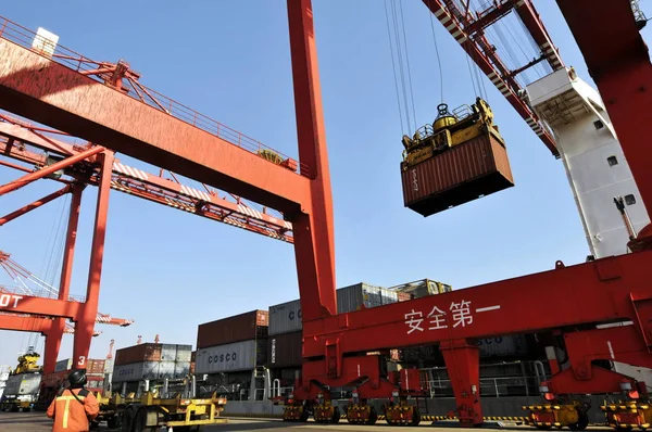 Container Being Hoisted Terminal Rizhao Port Rizhao East Chinas Shandong — Stock Photo, Image