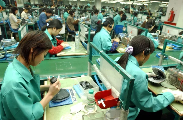 Multitud Trabajadoras Femeninas Montan Reproductores Dvd Portátiles Línea Producción Fábrica —  Fotos de Stock