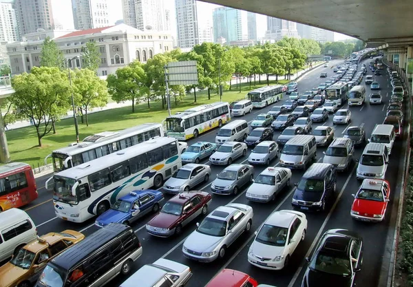 2008年5月7日 上海の混雑時にバスや車の大量が見られる — ストック写真