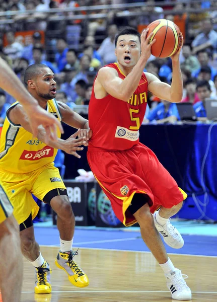 中国的刘伟 试图突破澳大利亚帕特里克米尔斯在南京2008年钻石杯男子篮球篮球比赛 在中国东部江苏省 2008年7月30日 — 图库照片