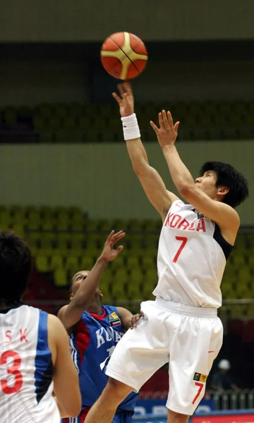 Donggeun의 오른쪽 Fiba 아시아 선수권 천진에에서 남성을 월요일 2009 쿠웨이트에 — 스톡 사진