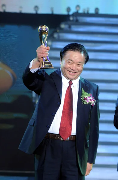 Shen Wenrong Chairman Shagang Group Holds His Trophy 2009 Cctv — Stock Photo, Image