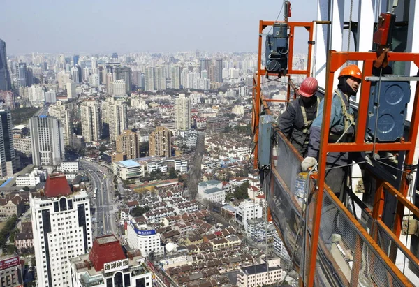 Los Trabajadores Chinos Son Vistos Sitio Construcción Grand Gateway Tower — Foto de Stock