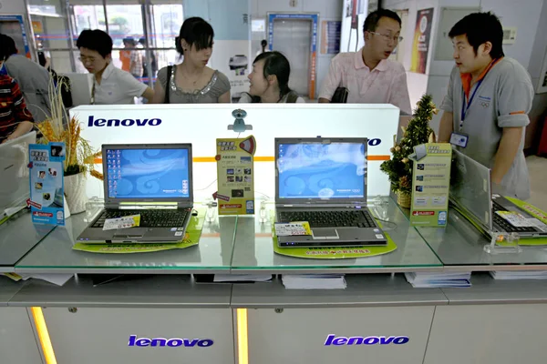 Chinesische Kunden Kaufen Lenovo Laptops Einem Einkaufszentrum Shanghai Mai 2007 — Stockfoto