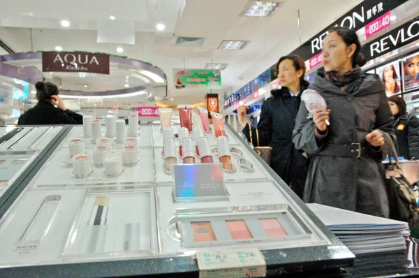 中国の女性が青島市のショッピングモールで化粧品を買う 中国東部山東省 2009年3月23日 — ストック写真