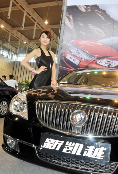 Modelo Coloca Com Novo Buick Excelle Fabricado Pela Shanghai Joint — Fotografia de Stock