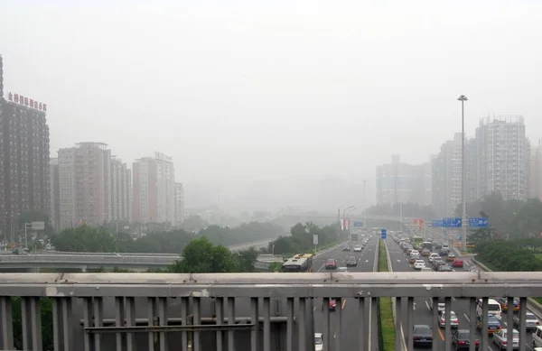 Vista Del Tráfico Los Edificios Medio Una Fuerte Niebla Beijing — Foto de Stock