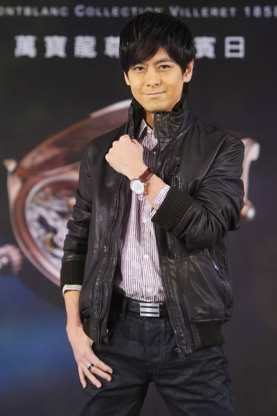 台湾の歌手 レーサー ジミー林ポーズ モンブラン時計ファッションショーで 2009 — ストック写真