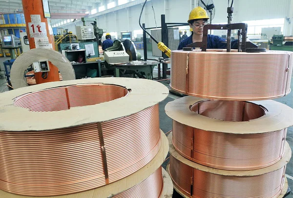 Kínai Munkavállalók Mozgatni Tekercs Rézcsövek Egy Növény Jiangxi Copper Nanchang — Stock Fotó