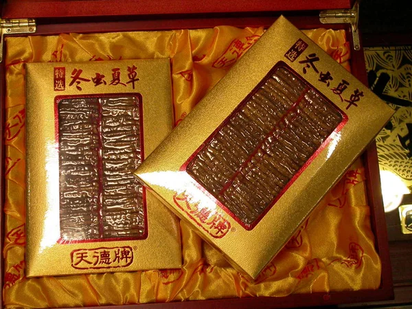 中国卡特彼勒真菌包装在中国东部山东省青岛市的一家商店出售 — 图库照片