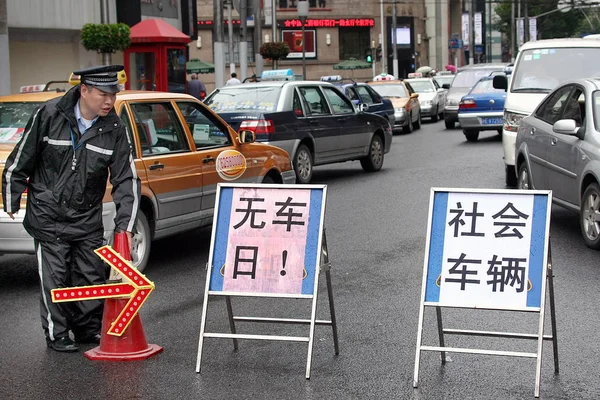 QINGDAO, CHINA - JUNE 2, 2023 - Police perform stick-fighting skills in  Qingdao, East China's Shandong province, June 2, 2023. (Photo by CFOTO/Sipa  USA Stock Photo - Alamy