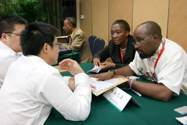 Visitantes Chinos Conversan Con Expositores Tanzanos Feria Intercambio Información Empresarial — Foto de Stock
