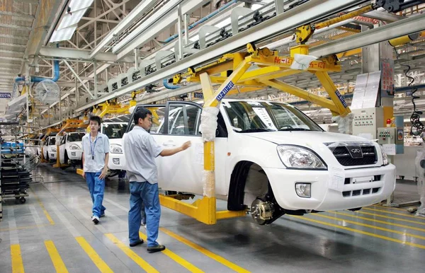 Trabajadores Fábricas Chinas Ensamblan Automóviles Línea Producción Una Planta Automóviles — Foto de Stock