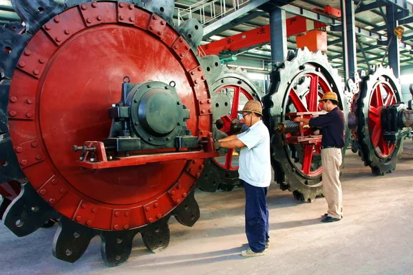 中国人労働者は 2009年9月16日 中国東部江蘇省南通市海安郡の工場で働く — ストック写真