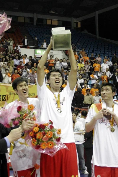 Jugador Baloncesto Chino Wang Zhizhi Ostenta Trofeo Después Que Equipo —  Fotos de Stock