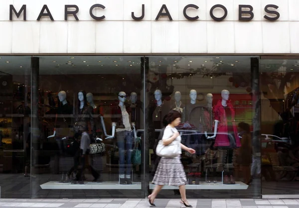 File Una Mujer China Pasa Por Una Boutique Marc Jacobs —  Fotos de Stock