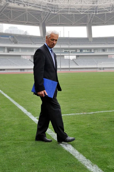 Walter Sieber Fifa Sprawdza Czy Trawie Podczas Inspekcji Shanghai Stadium — Zdjęcie stockowe