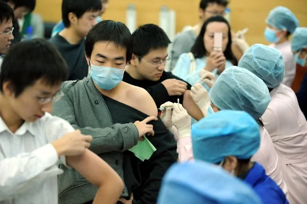 Des Travailleurs Médicaux Chinois Injectent Vaccin Contre Grippe H1N1 Université — Photo