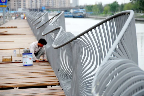 Ένας Κινέζος Εργαζόμενος Ανοίγει Ένα Διάδρομο Μέρος Ενός Έργου Ανακαίνισης — Φωτογραφία Αρχείου
