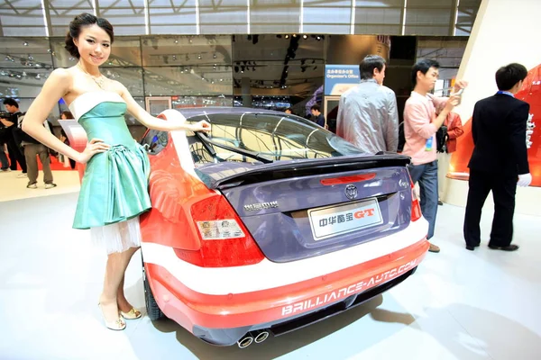 Een Model Vormt Met Een Zhonghua Coupe Van Brillliance Auto — Stockfoto