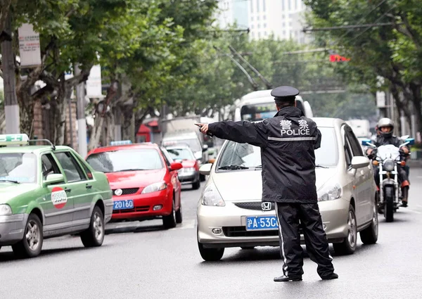 Policía Dirige Los Coches Intersección Shimen Road West Nanjing Road — Foto de Stock