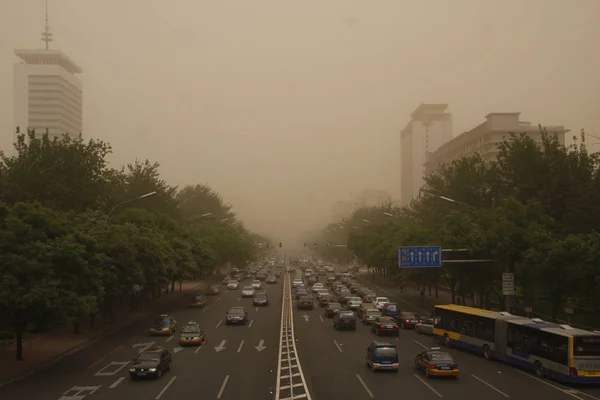 Autobuses Coches Conducen Una Calle Polvo Pesado Beijing Martes Mayo —  Fotos de Stock