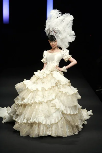 Een Model Modeshow Van Tsaimeiyue Wedding Gowns Parades Tijdens China — Stockfoto