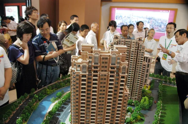 Chinese Visitors Look Model Residential Apartment Buildings Property Project Real — Stock Photo, Image