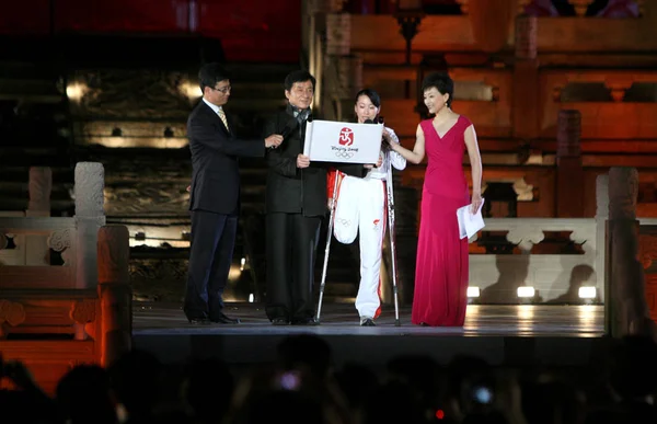 Hong Kong Movie Star Jackie Chan Chinese Disabled Torchbearer Jin — Stock Photo, Image