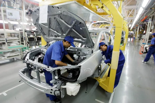 Čínští Dělníci Sestavují Auta Výrobní Lince Automobilce Geely Městě Ningbo — Stock fotografie