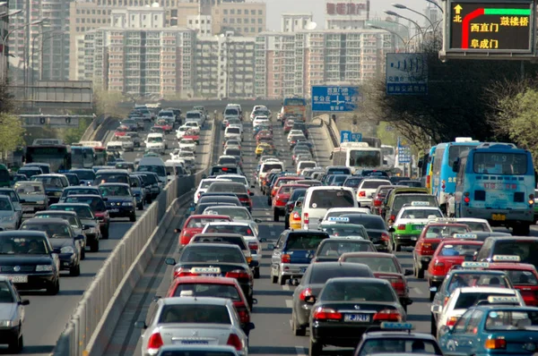 2005年5月 北京の路上で車やバスが交通渋滞に巻き込まれる — ストック写真