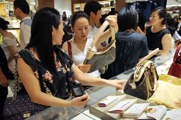 Arkiv Shoppare Köpa Louis Vuitton Väskor Boutique Ningbo City East — Stockfoto
