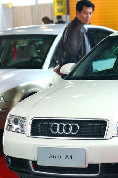 Chinese Car Buyer Views Audi Faw Volkswagen Dealership Store Nanjing — Stock Photo, Image
