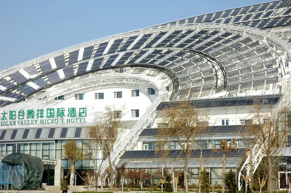 太阳谷微E酒店在太阳谷配备了许多太阳能热管集热器和太阳能电池板 由中国最大的太阳能产品制造公司希敏集团开发 在中国东部的山东省德州市 27号 — 图库照片